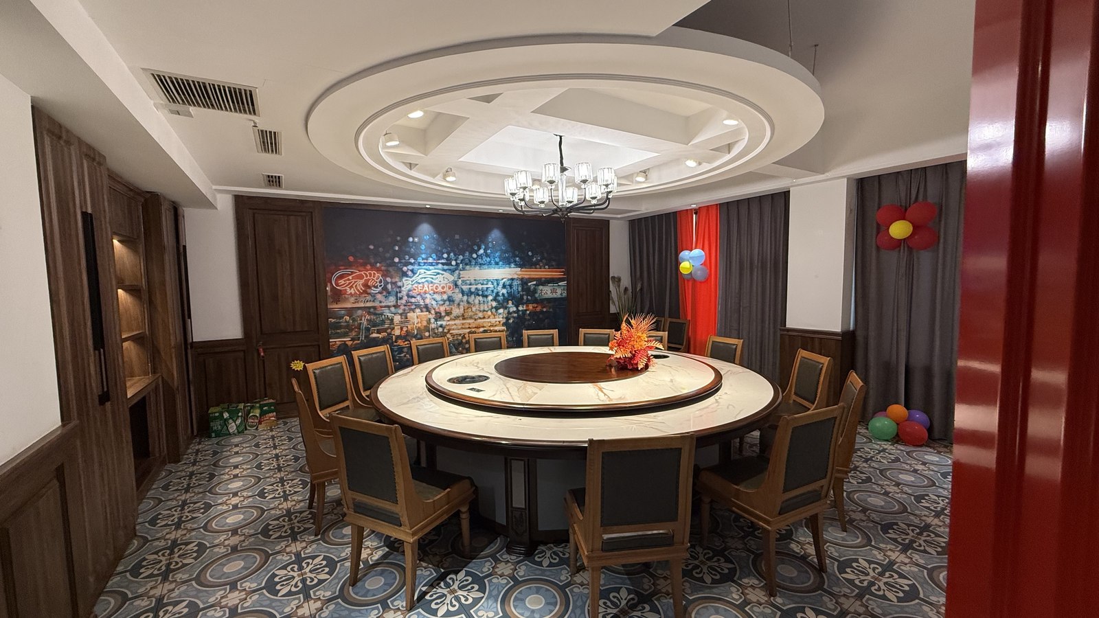 京都烤鸭酒店16至18人中型包间圆桌聚会实拍