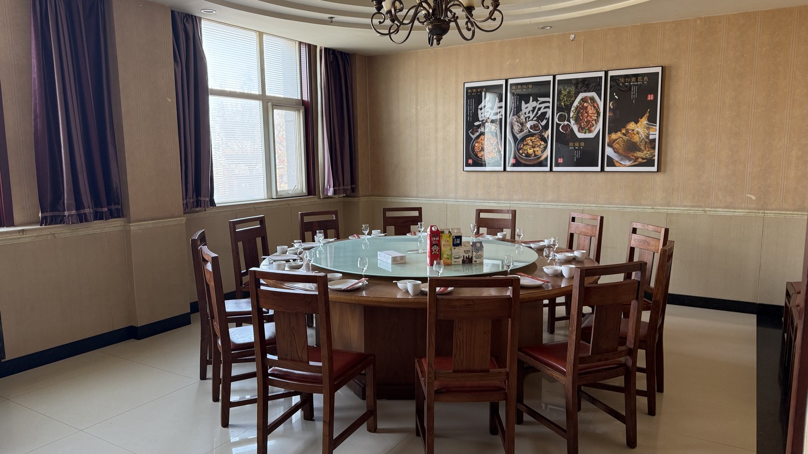 京都烤鸭酒店8至10人包间圆桌宴请环境实拍