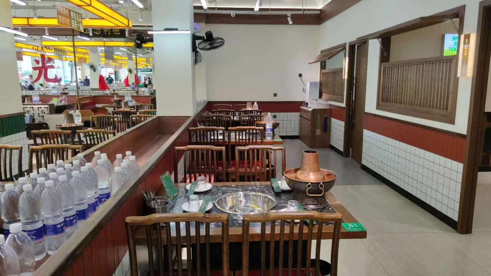 京都小肥羊·火锅大排档寿光洛城店大厅散台与火锅餐位广角实拍