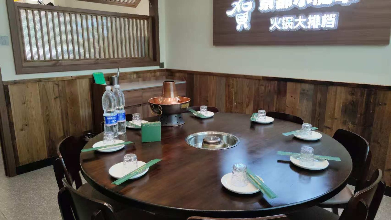 京都小肥羊·火锅大排档洛城店包厢圆桌与火锅桌实拍