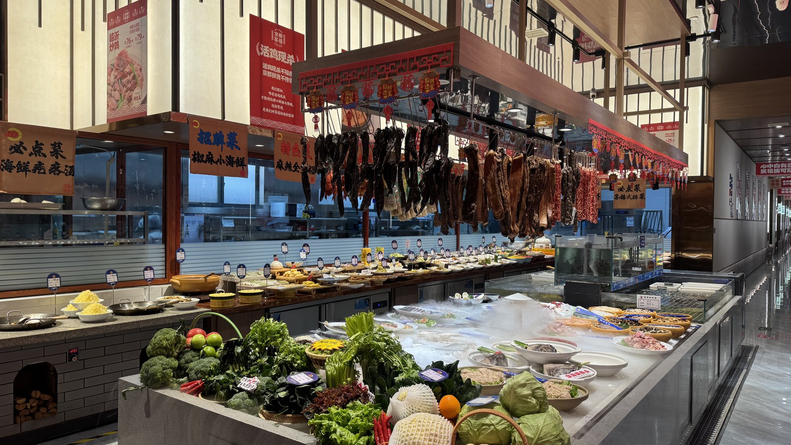 京都宴禧酒店明档鲜蔬冰鲜海产与腊味悬挂全景实拍