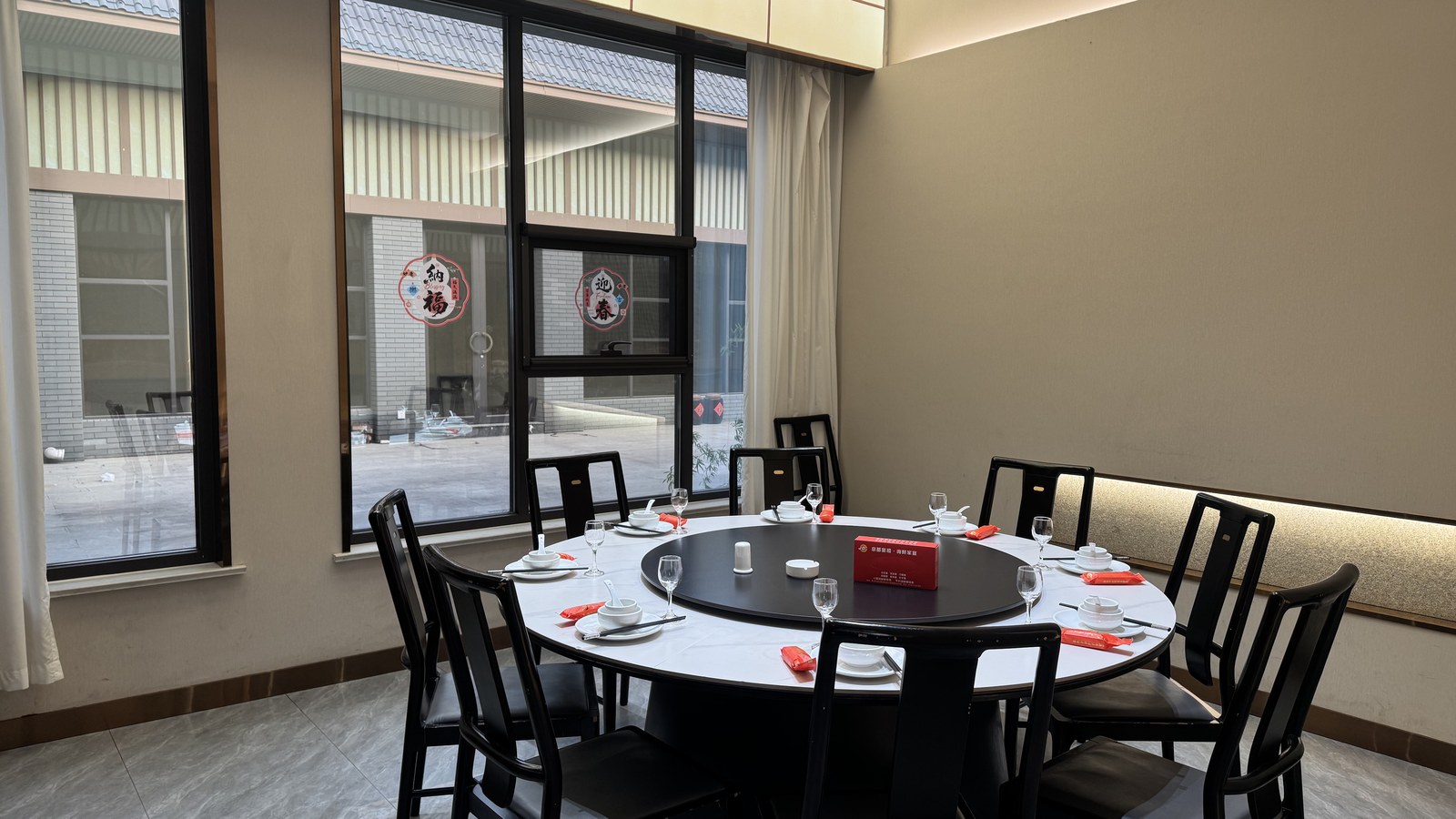 京都宴禧酒店临窗明亮包间圆桌宴请实拍