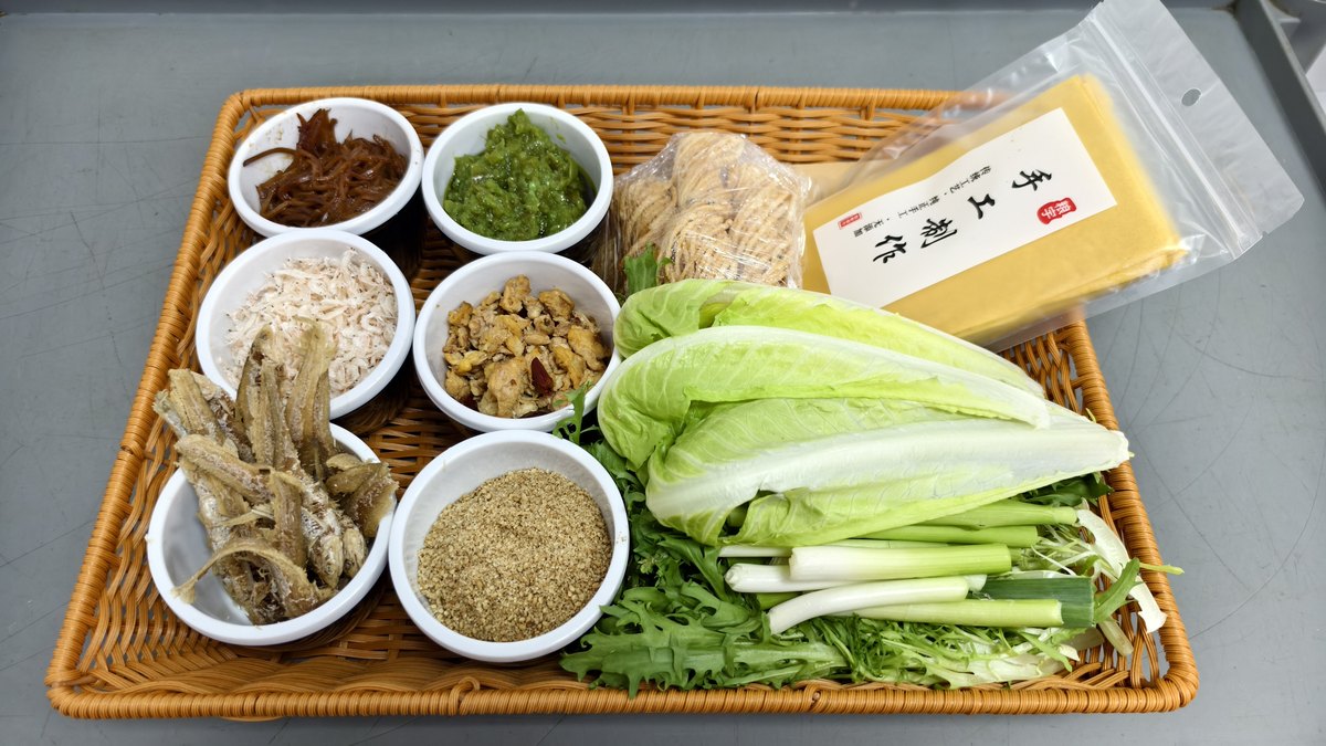 京都渔市·超级平价大排档寿光店山东煎饼卷葱与配菜组合实拍