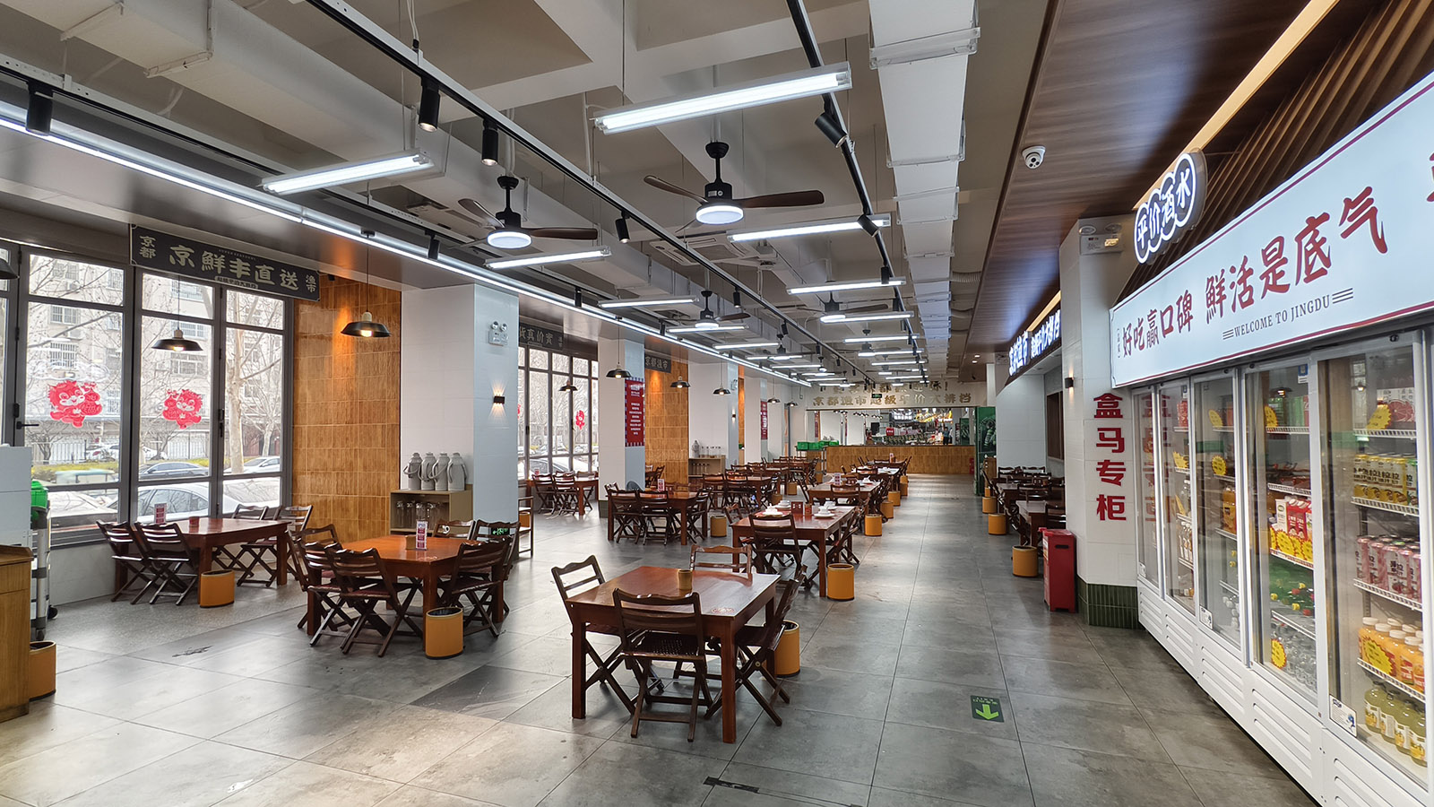 京都渔市·超级平价大排档零点大厅，明档与散台就餐区，明厨亮灶