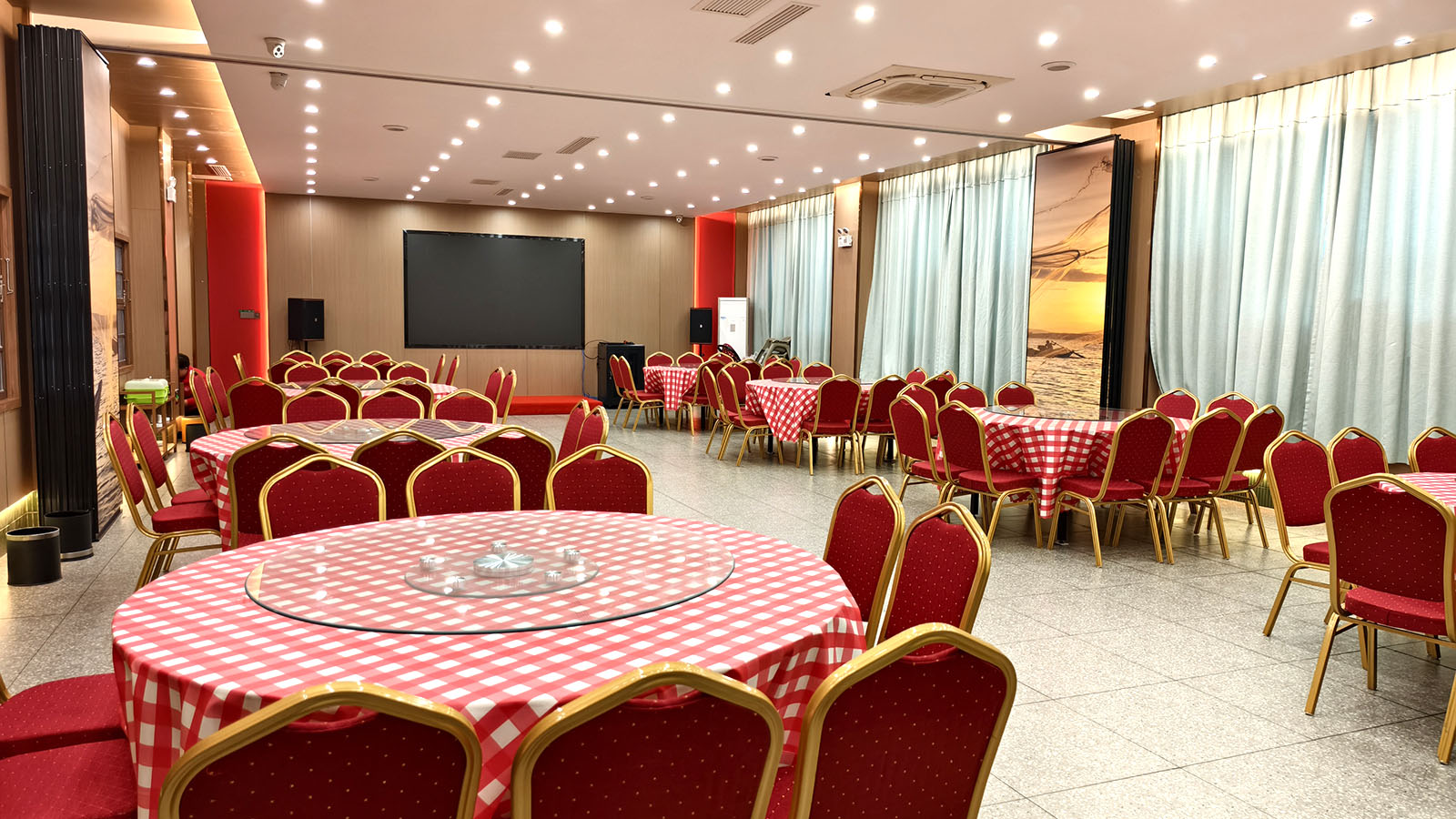 京都渔市·超级平价大排档宴会大厅，港风装修适合聚餐与宴会