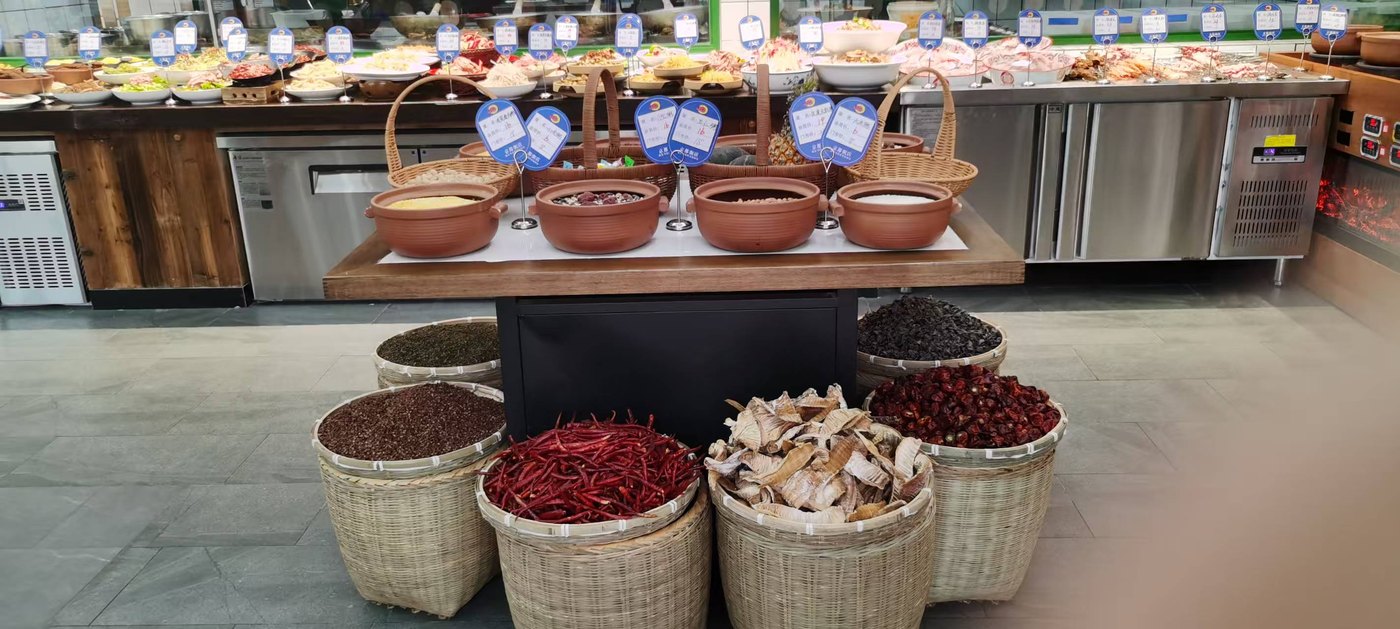 京都粥店快炒厨房明档区杂粮干辣椒等调料食材陈列实拍