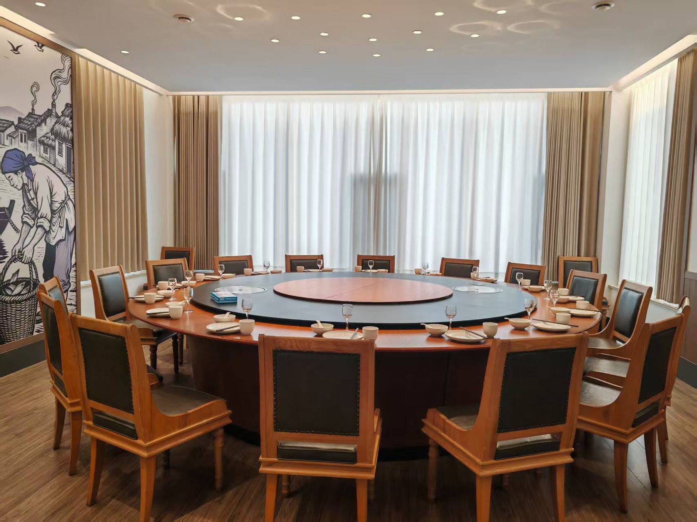 渔民大院·海鲜大排档品质包间圆桌餐桌与背景墙实拍