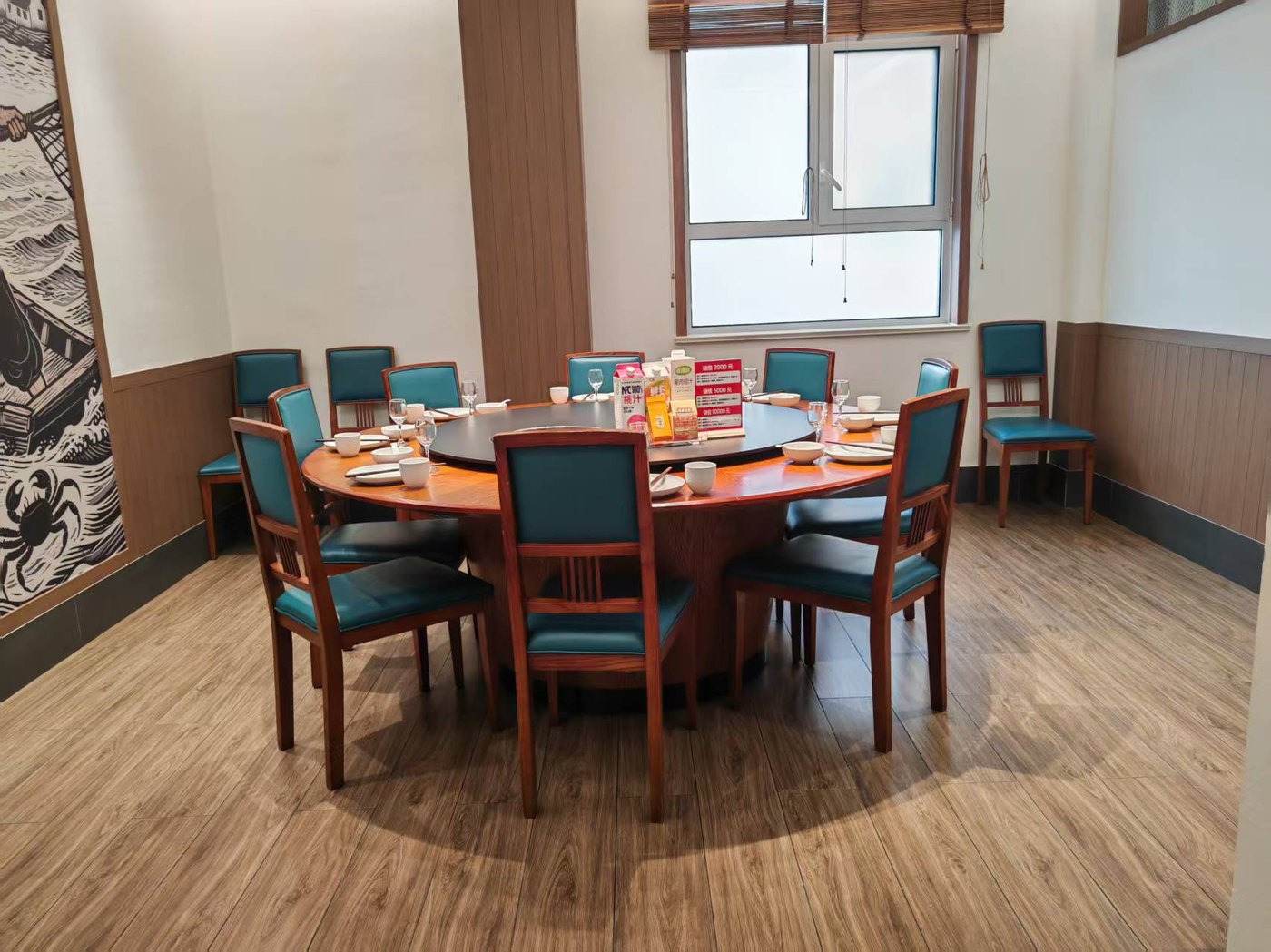 渔民大院·海鲜大排档雅致小包间圆桌餐位实拍